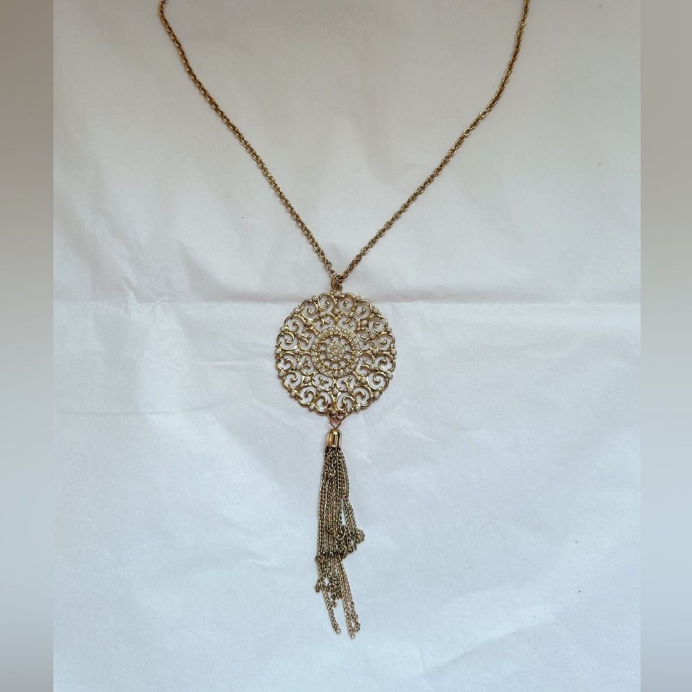 Elegant Gold Pendant Necklace - Picture 3 of 6